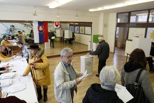 In der Slowakei hat die mit Spannung erwartete Parlamentswahl begonnen.