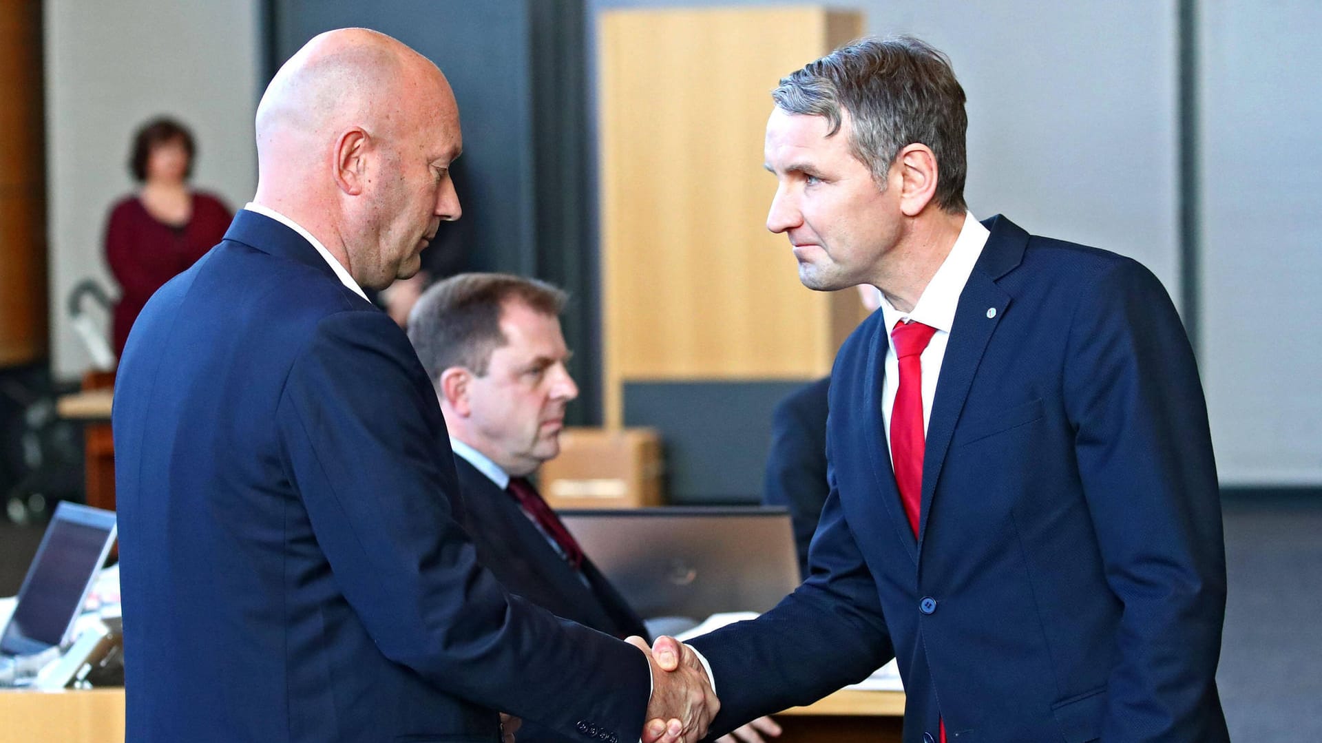 Björn Höcke, Thüringer AfD-Fraktionschef, gratuliert Thomas Kemmerich nach dessen Vereidigung im Thüringer Landtag: Kemmerich wurde mit einer Stimme Vorsprung gewählt. Björn Höcke, Thüringer AfD-Fraktionschef, gratuliert Thomas Kemmerich nach dessen Vereidigung im Thüringer Landtag: Kemmerich wurde mit einer Stimme Vorsprung gewählt.