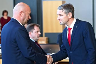 Björn Höcke, Thüringer AfD-Fraktionschef, gratuliert Thomas Kemmerich nach dessen Vereidigung im Thüringer Landtag: Kemmerich wurde mit einer Stimme Vorsprung gewählt.
