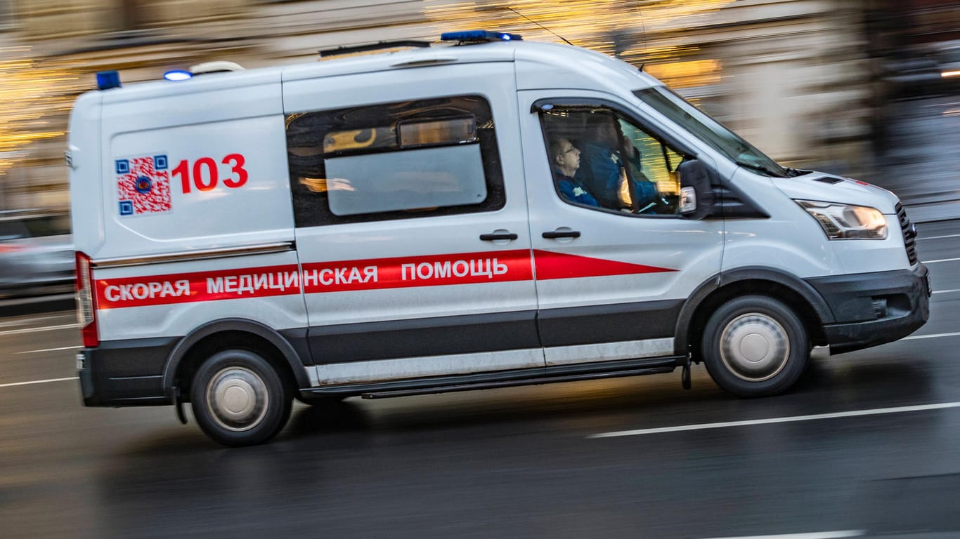 Notarztwagen in Russland (Symbolbild): Mindestens drei Menschen sind bei dem Vorfall ums Leben gekommen.