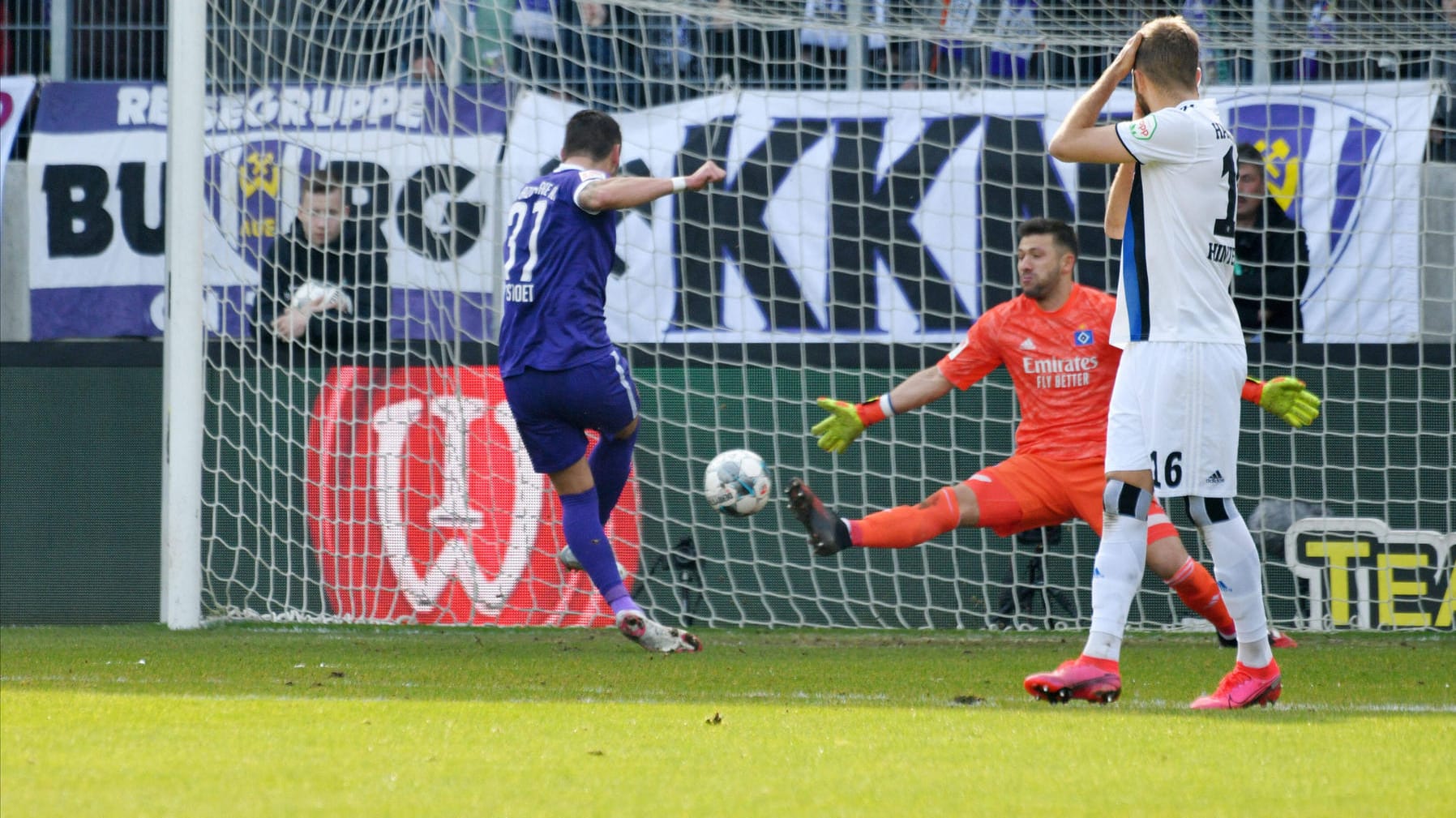 Aues Testroet (li.) trifft gegen den HSV, Hamburgs Keeper Heuer Fernandes ist machtlos. Aues Testroet (li.) trifft gegen den HSV, Hamburgs Keeper Heuer Fernandes ist machtlos.