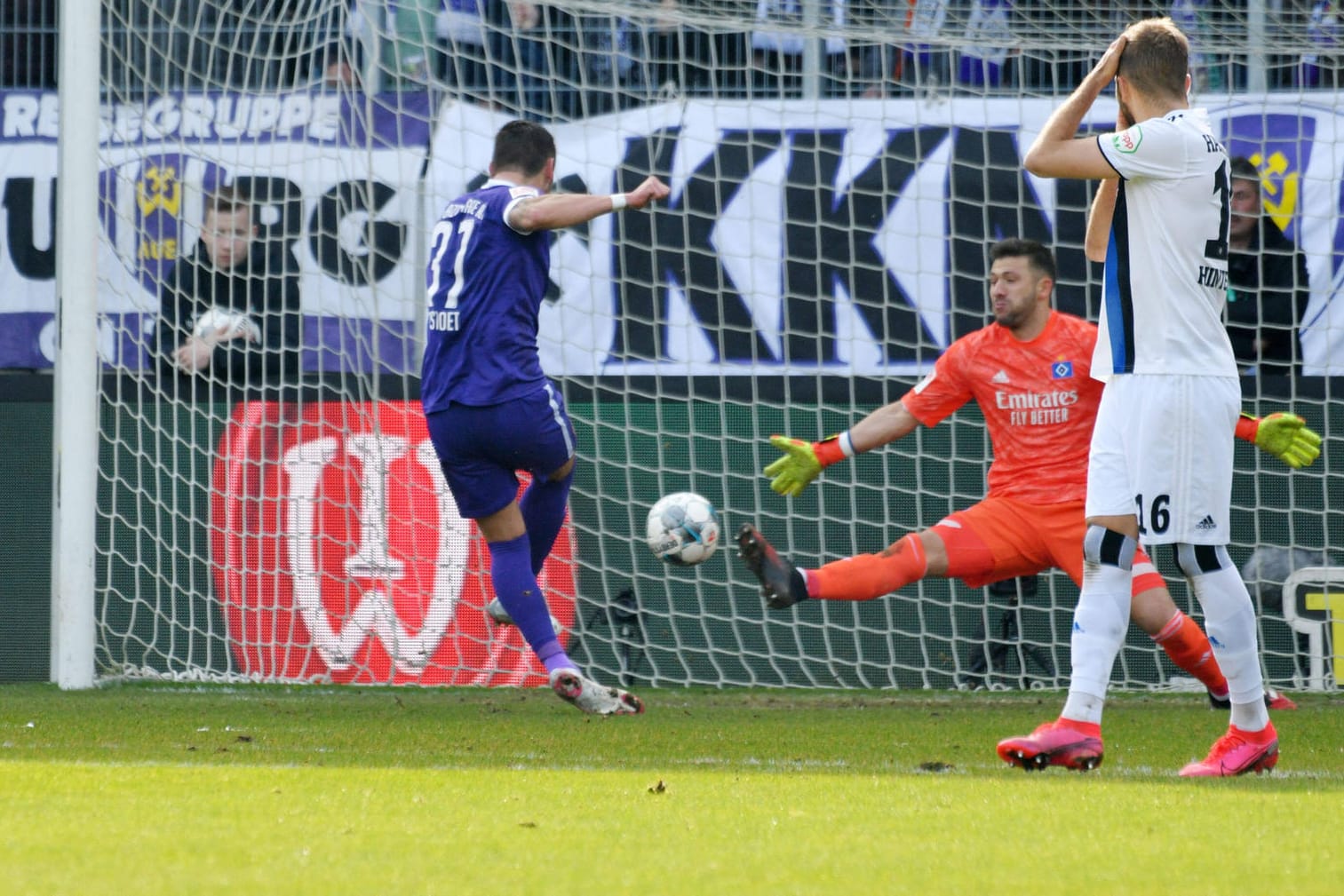 Aues Testroet (li.) trifft gegen den HSV, Hamburgs Keeper Heuer Fernandes ist machtlos.
