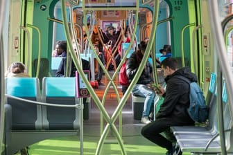 Fahrgäste in einer Tram: In Luxemburg ist ab sofort der öffentliche Personennahverkehr kostenlos.
