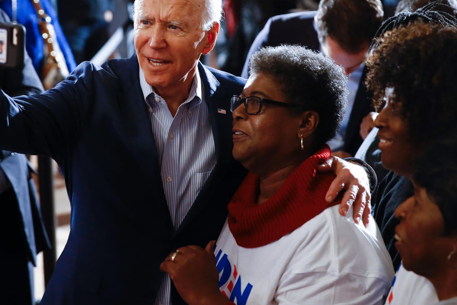 Joe Biden mit einer Anhängerinnen in Charleston, South Carolina: Der Kandidat hat eine besondere Beziehung zu schwarzen Wählern.