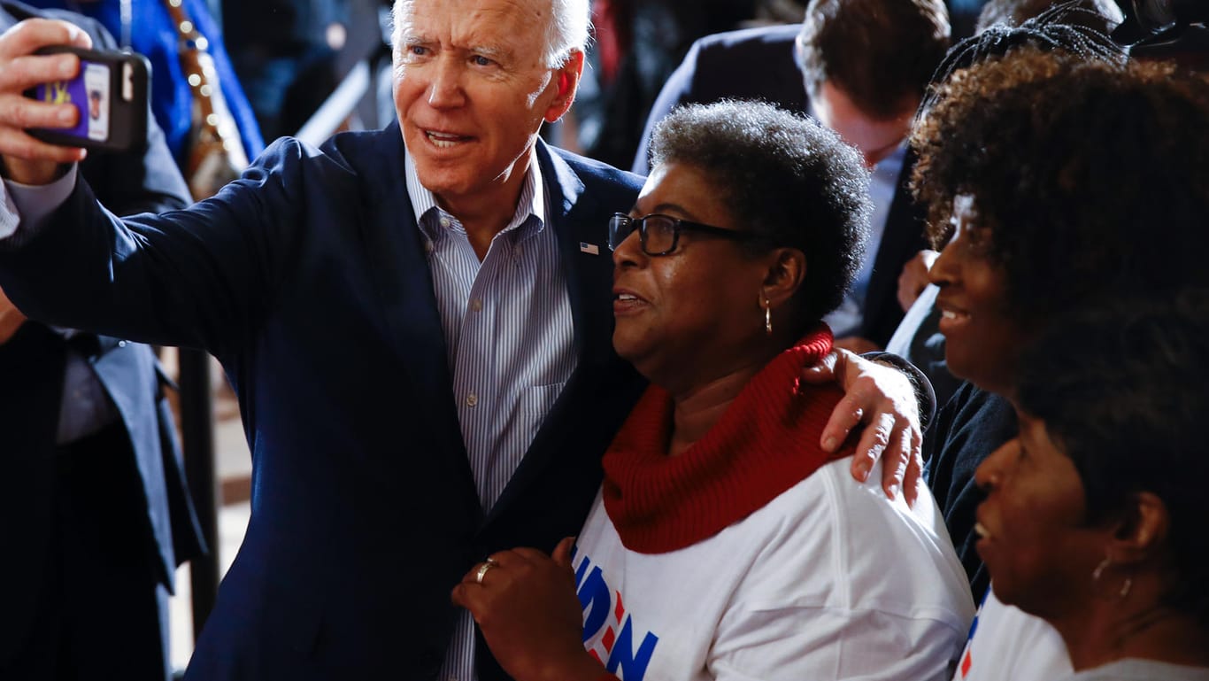 Joe Biden mit einer Anhängerinnen in Charleston, South Carolina: Der Kandidat hat eine besondere Beziehung zu schwarzen Wählern.