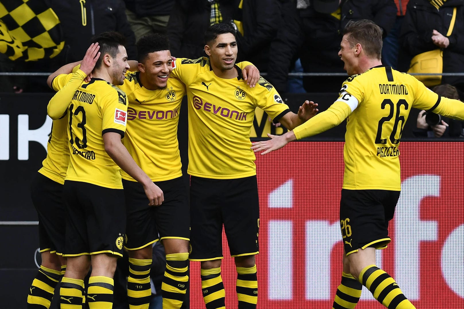 Ließ sich nach dem Tor des Tages von seinen Kollegen feiern: Dortmunds Torschütze Jadon Sancho (mitte).