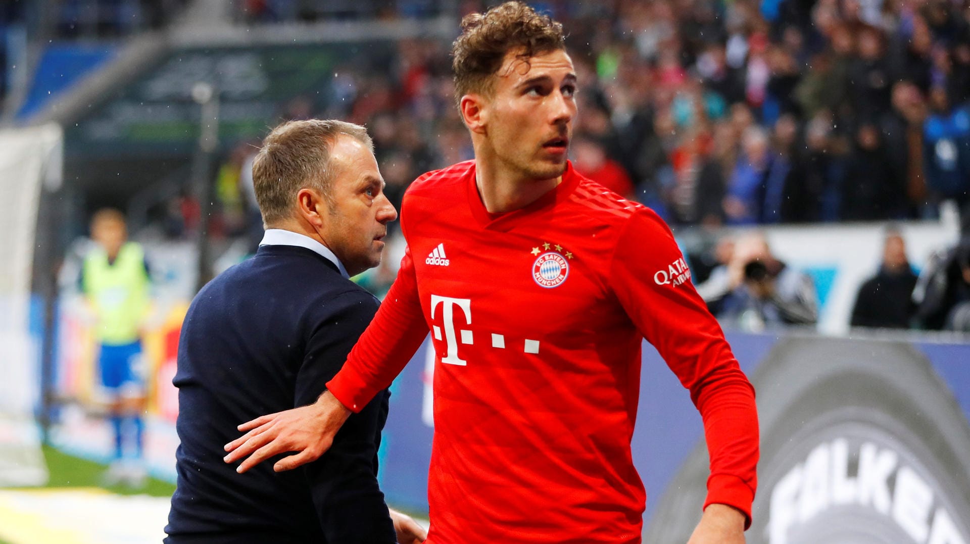 Aufgebracht: Bayern-Trainer Flick (li.) und Spieler Goretzka vor der Fankurve.