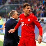 Aufgebracht: Bayern-Trainer Flick (li.) und Spieler Goretzka vor der Fankurve.