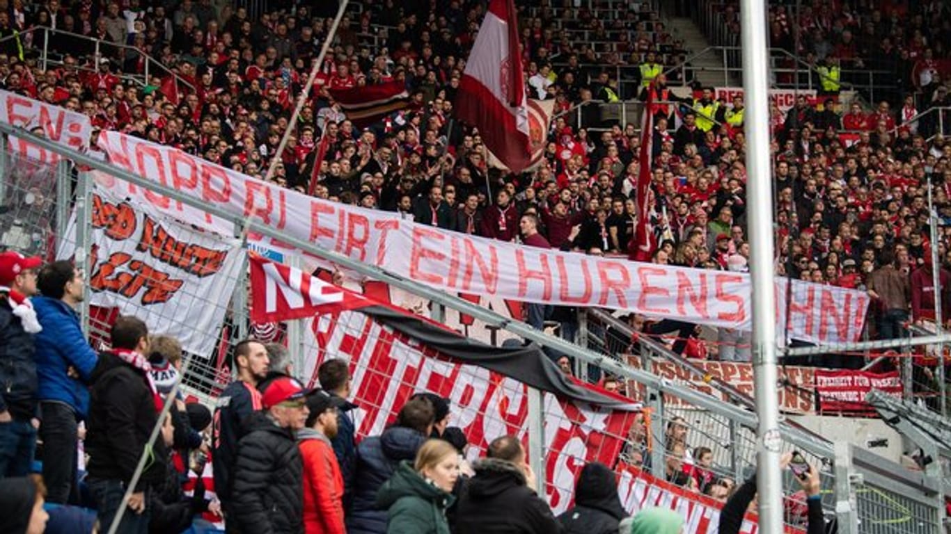 In der zweiten Halbzeit zeigten sich Bayern-Anhänger von ihrer schlechtesten Seite und beschimpfte Hoffenheim-Mäzen Dietmar Hopp.
