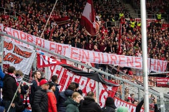 In der zweiten Halbzeit zeigten sich Bayern-Anhänger von ihrer schlechtesten Seite und beschimpfte Hoffenheim-Mäzen Dietmar Hopp.