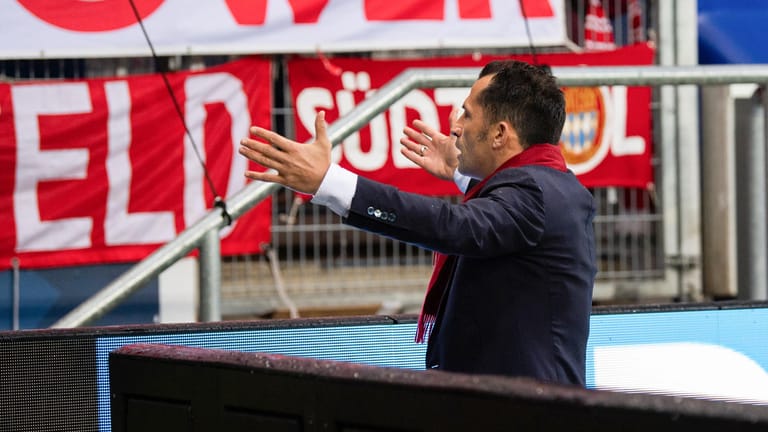 Hasan Salihamidzic: Der Bayern-Sportdirektor gestikuliert vor den Bayern-Fans nachdem das Spiel aufgrund von Anti-Hopp-Plakaten unterbrochen wurde.