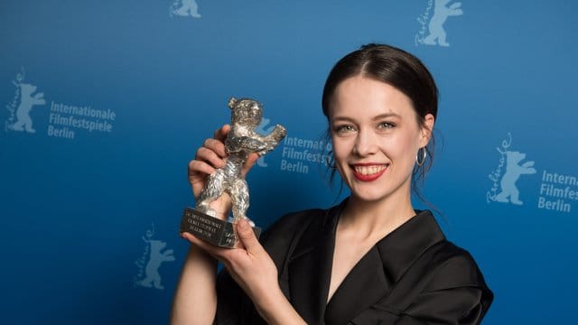 Paula Beer hat einen Silbernen Bären für ihre Rolle in Christian Petzolds Film "Undine" bekommen.