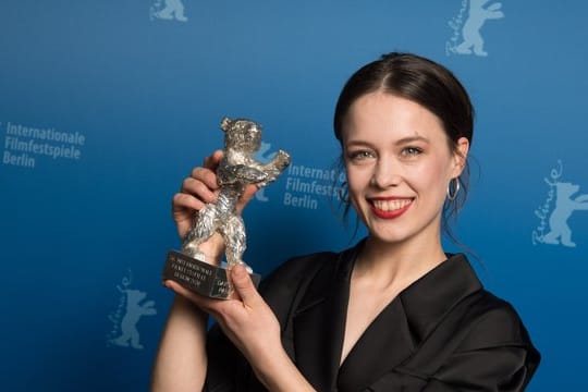 Paula Beer hat einen Silbernen Bären für ihre Rolle in Christian Petzolds Film "Undine" bekommen.