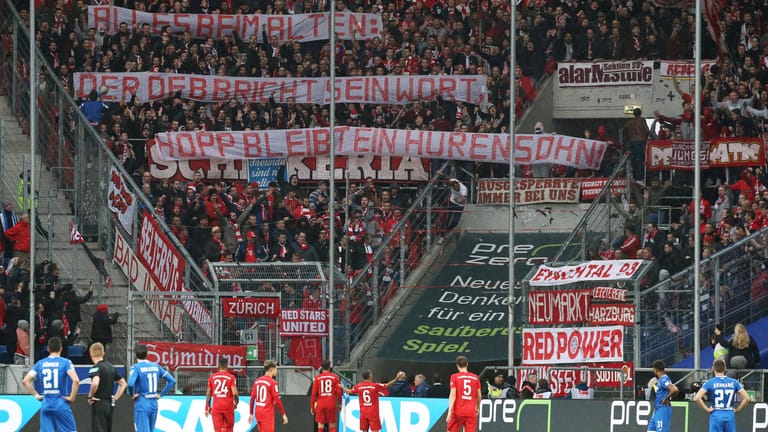 Der Auswärtsblock in Hoffenheim: Bayern-Fans mit mehreren Anti-Hopp-Plakaten.