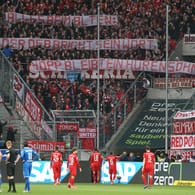 Der Auswärtsblock in Hoffenheim: Bayern-Fans mit mehreren Anti-Hopp-Plakaten.