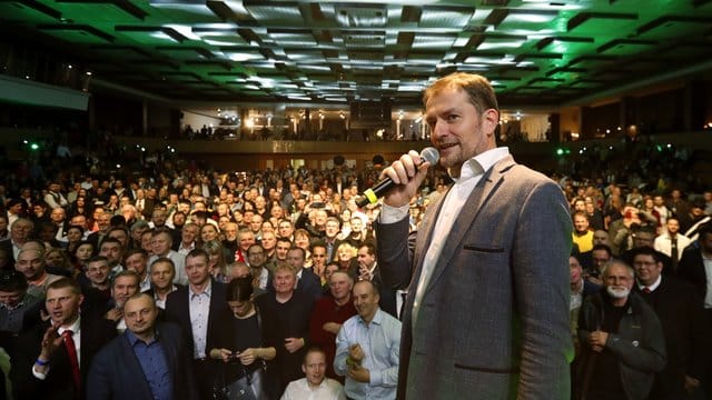 Igor Matovic, Vorsitzender der Protestpartei OLaNO, spricht zu seinen Anhängern. Igor Matovic, Vorsitzender der Protestpartei OLaNO, spricht zu seinen Anhängern.