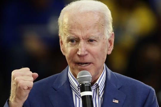 Bei der wichtigen Vorwahl im Rennen um die US-Präsidentschaftskandidatur der Demokraten im Bundesstaat South Carolina sagen TV-Sender einen Sieg für Ex-Vizepräsident Joe Biden voraus.