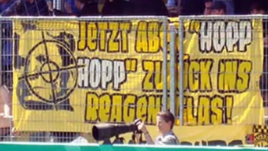 Geschmacklos: Dietmar Hopp im Fadenkreuz auf einem Zaunbanner beim Finale der B-Jugend-Meisterschaft 2008. Es zeigt, dass es schon lange Hass-Botschaften gegen den Hoffenheim-Geldgeber gibt.