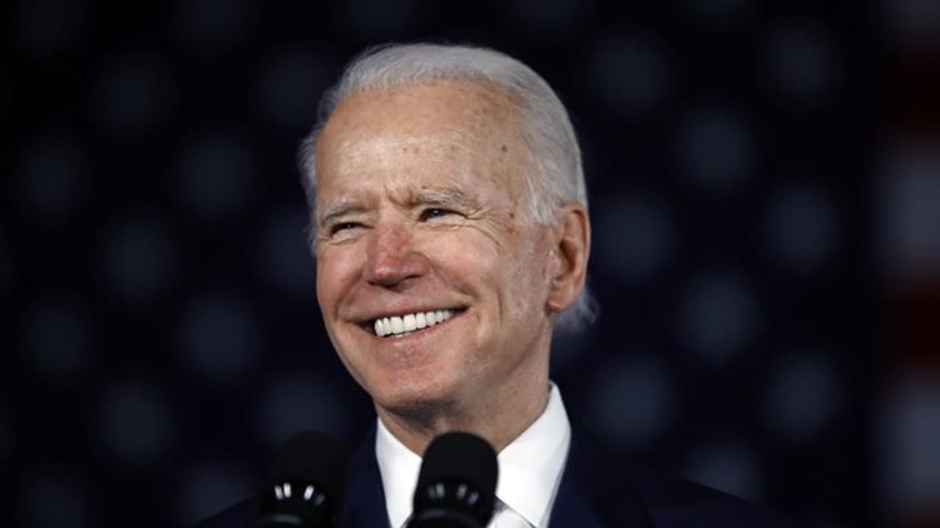 Im Rennen um die Präsidentschaftskandidatur der US-Demokraten hat sich Ex-Vizepräsident Joe Biden zum Sieger bei der wichtigen Vorwahl im Bundesstaat South Carolina erklärt.