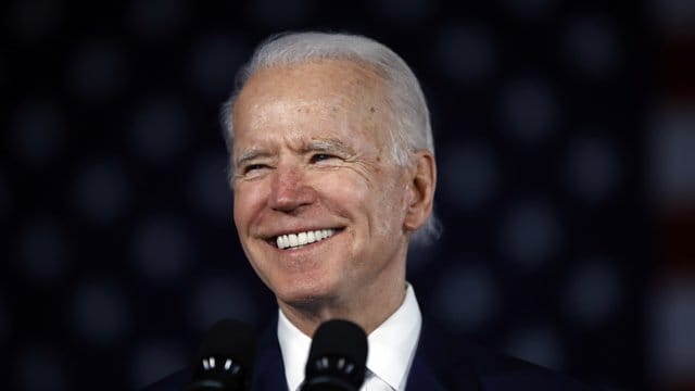 Im Rennen um die Präsidentschaftskandidatur der US-Demokraten hat sich Ex-Vizepräsident Joe Biden zum Sieger bei der wichtigen Vorwahl im Bundesstaat South Carolina erklärt. Im Rennen um die Präsidentschaftskandidatur der US-Demokraten hat sich Ex-Vizepräsident Joe Biden zum Sieger bei der wichtigen Vorwahl im Bundesstaat South Carolina erklärt.
