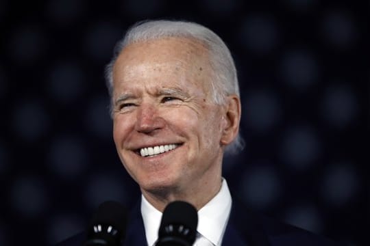 Im Rennen um die Präsidentschaftskandidatur der US-Demokraten hat sich Ex-Vizepräsident Joe Biden zum Sieger bei der wichtigen Vorwahl im Bundesstaat South Carolina erklärt.