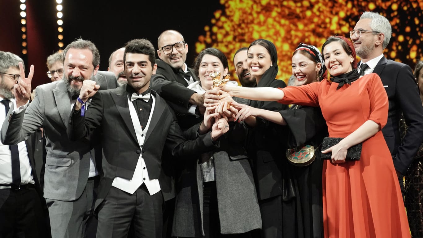 70. Berlinale: Das Team von dem Film "Sheytan vojud nadarad" (There Is No Evil) nahm den Goldenen Bären für den iranischen Regisseur Mohammad Rasoulof in Empfang.