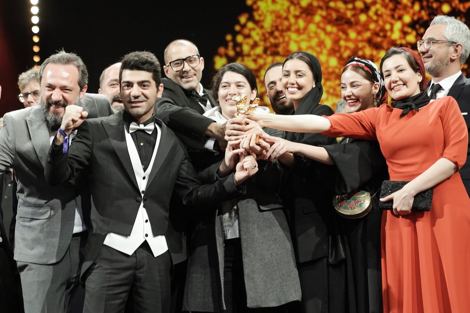 70. Berlinale: Das Team von dem Film "Sheytan vojud nadarad" (There Is No Evil) nahm den Goldenen Bären für den iranischen Regisseur Mohammad Rasoulof in Empfang.