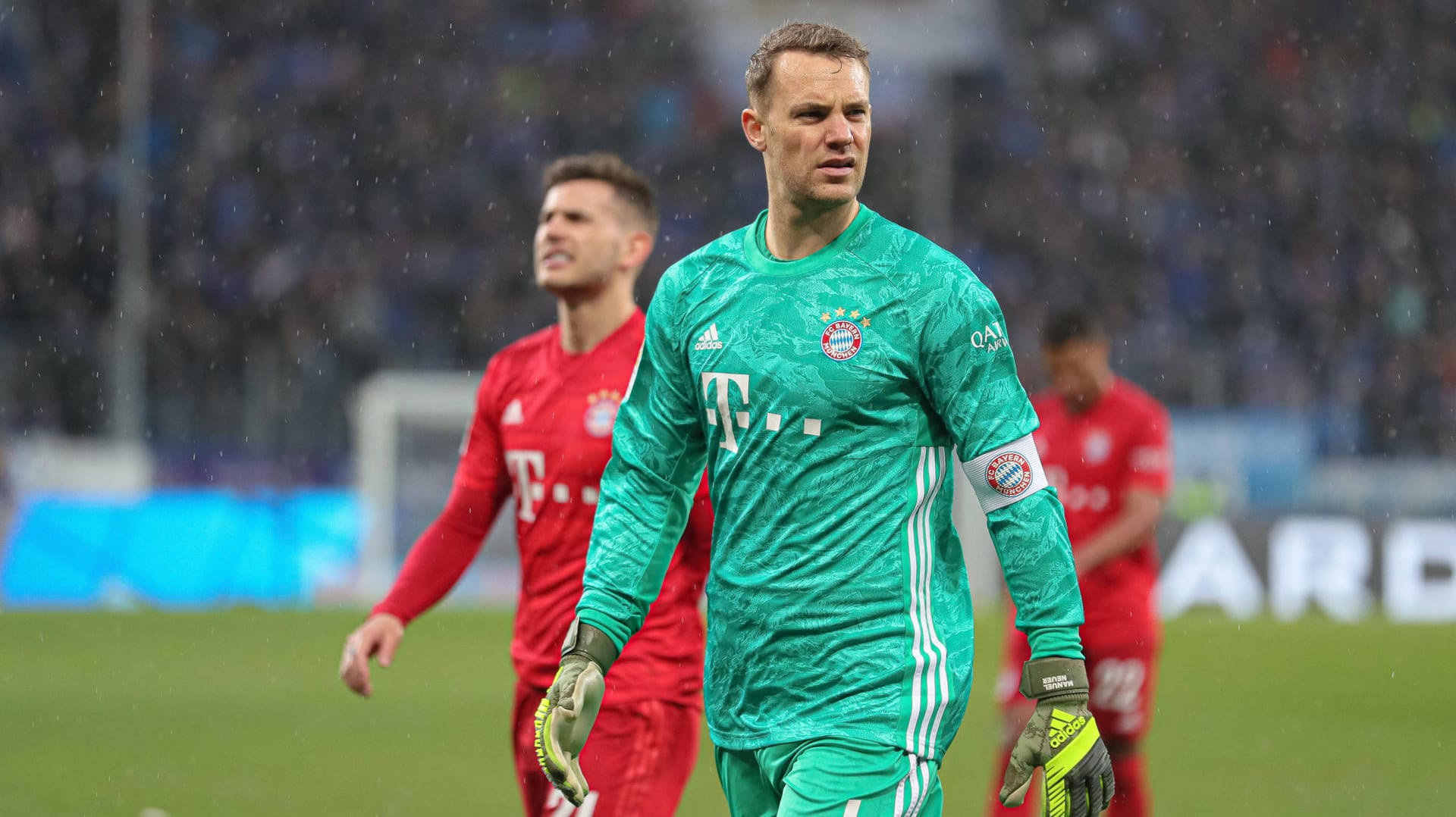 Manuel Neuer: Der Keeper auf dem Weg in die Fankurve nach der Spielunterbrechung.