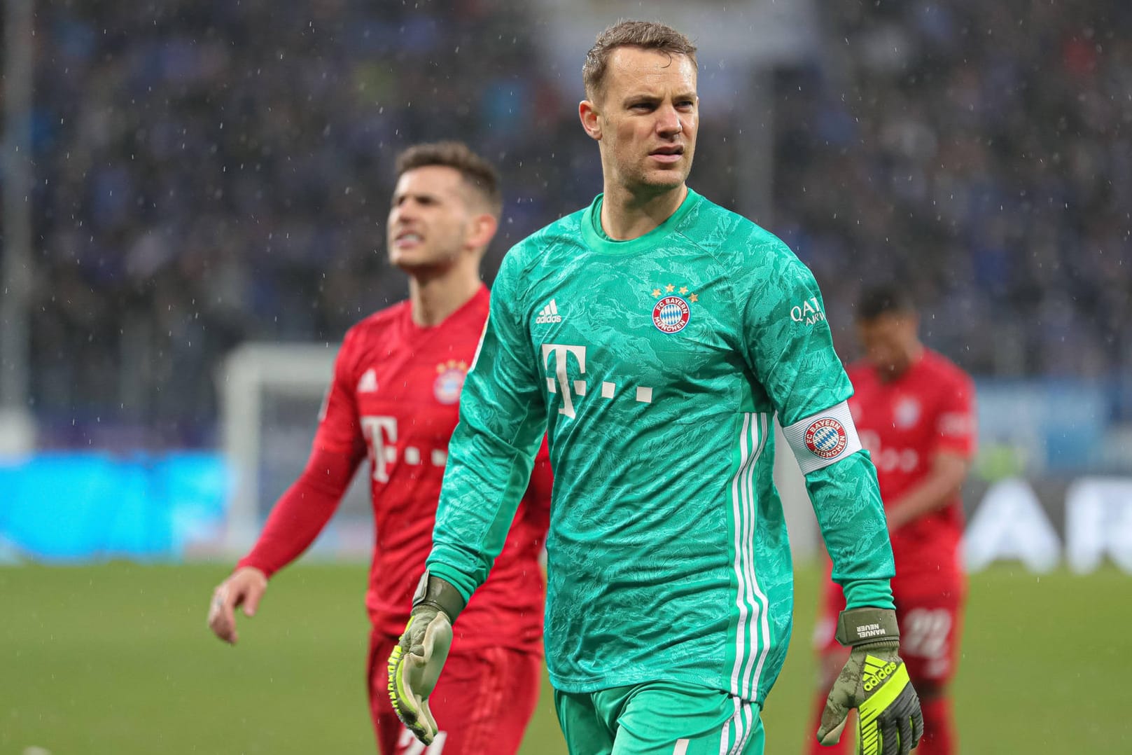 Manuel Neuer: Der Keeper auf dem Weg in die Fankurve nach der Spielunterbrechung.