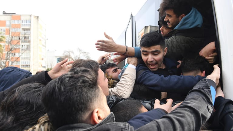 Szene in Istanbul: Menschen kämpfen um Plätze in einem der Busse, die zur Grenze fahren.