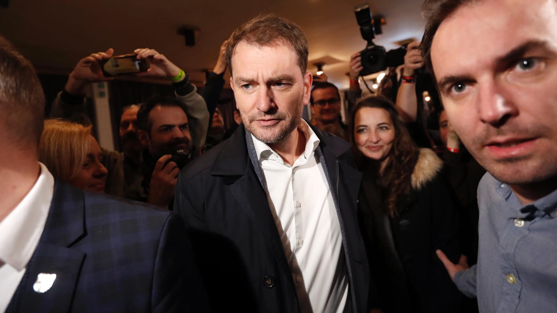 Igor Matovic (M), Vorsitzender der Protestpartei OLaNO, und seine Frau Pavlina Matovicova kommen im Hauptsitz der Partei an: Die Partei konnte ihre Stimmenzahlen in dieser Wahl mehr als verdoppeln. Igor Matovic (M), Vorsitzender der Protestpartei OLaNO, und seine Frau Pavlina Matovicova kommen im Hauptsitz der Partei an: Die Partei konnte ihre Stimmenzahlen in dieser Wahl mehr als verdoppeln.