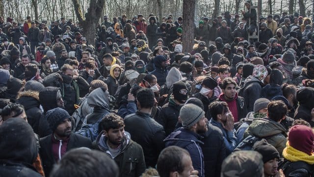 Am türkisch-griechischen Grenzübergang in Pazarkule sind tausende weitere Flüchtlinge mit dem Ziel EU eingetroffen. Am türkisch-griechischen Grenzübergang in Pazarkule sind tausende weitere Flüchtlinge mit dem Ziel EU eingetroffen.