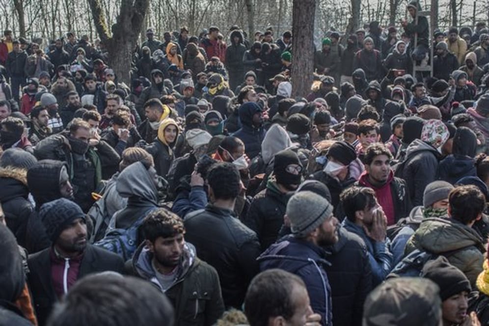 Am türkisch-griechischen Grenzübergang in Pazarkule sind tausende weitere Flüchtlinge mit dem Ziel EU eingetroffen.