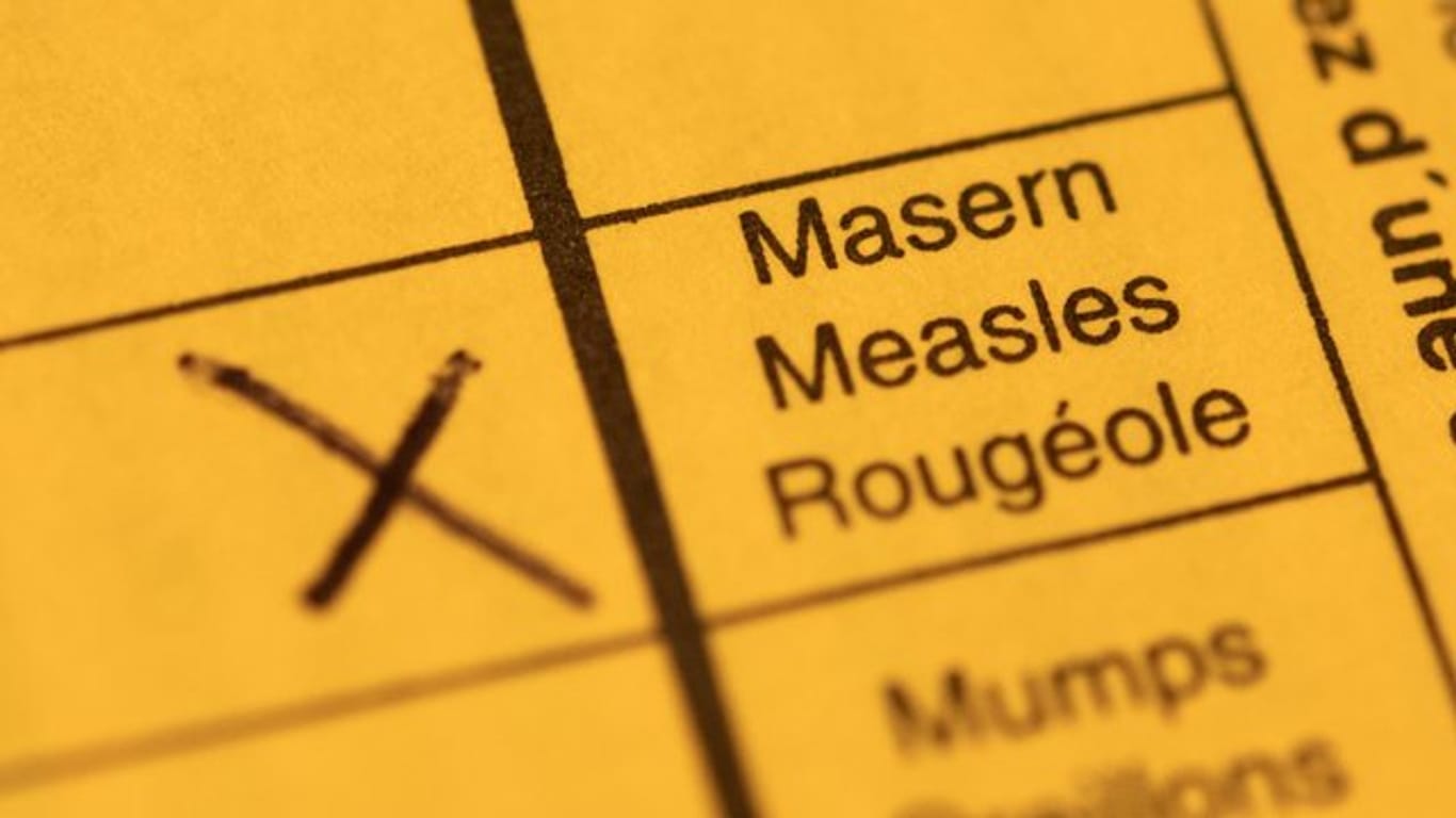 Ein Impfpass mit einem Kreuz bei der Masern-Impfung.