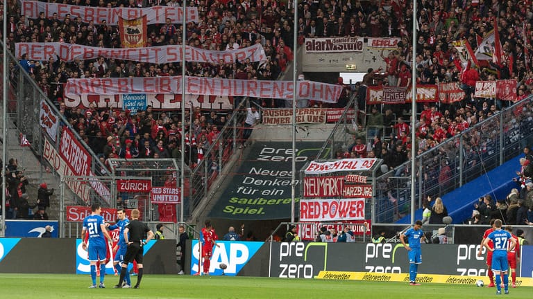 FC Bayern München: Die Fans des Klubs zeigten am Samstag üble Plakate.