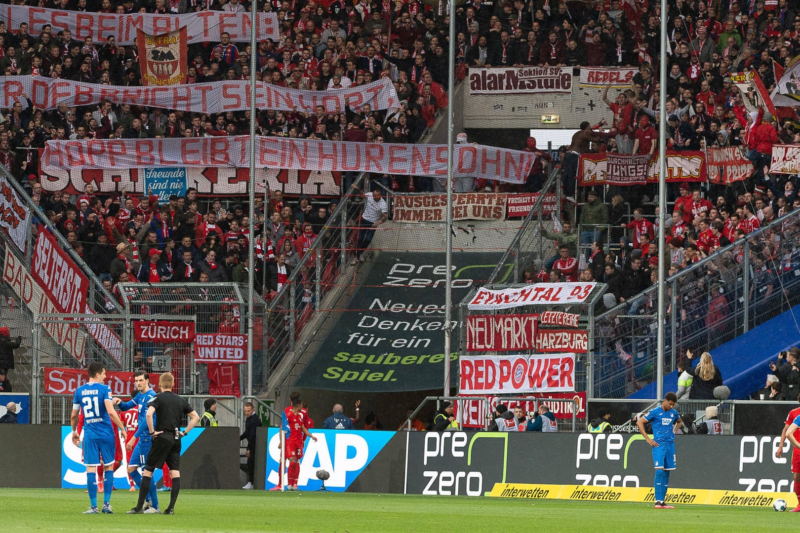 FC Bayern München: Die Fans des Klubs zeigten am Samstag üble Plakate.