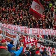 Bayern München: Die Fans mit ihren Schmäh-Bannern.