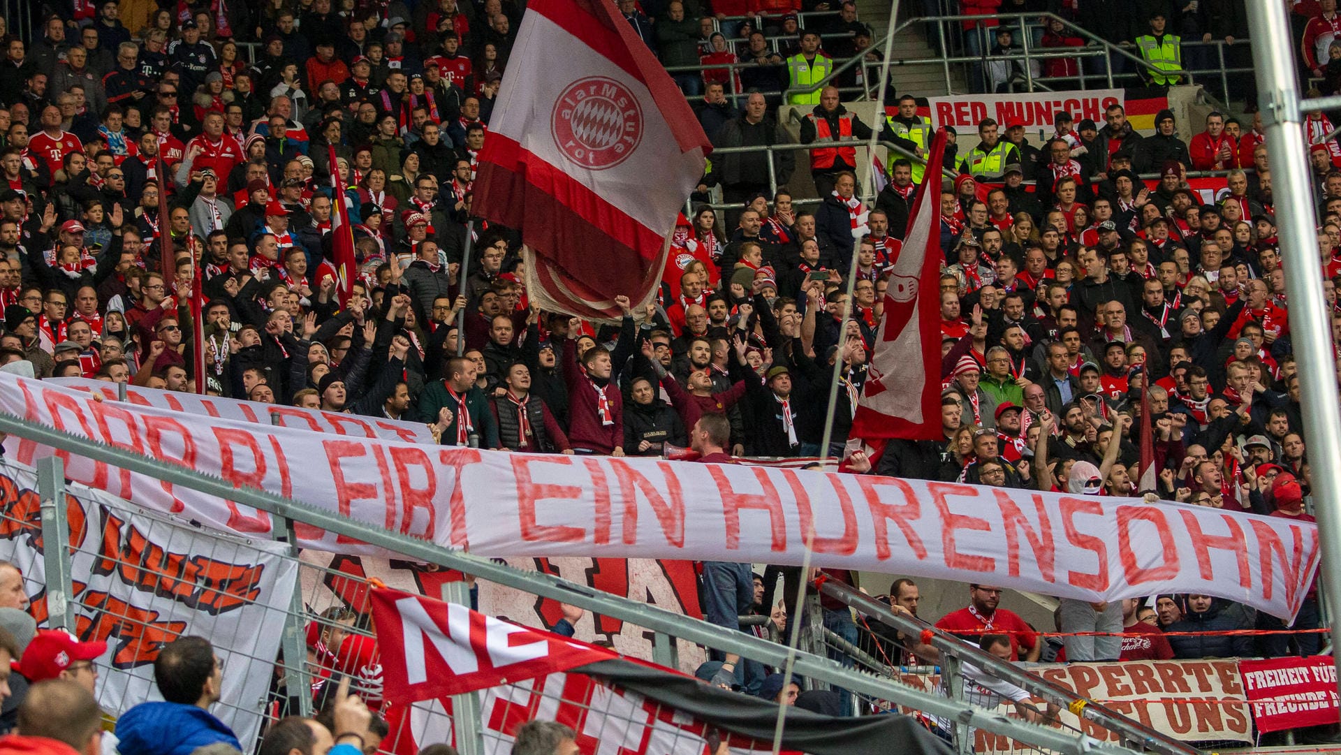 Bayern München: Die Fans mit ihren Schmäh-Bannern.