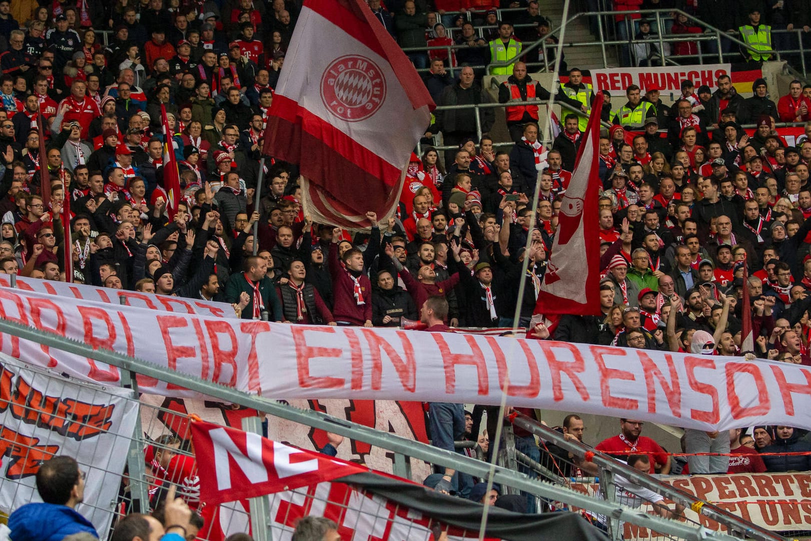 Bayern München: Die Fans mit ihren Schmäh-Bannern.