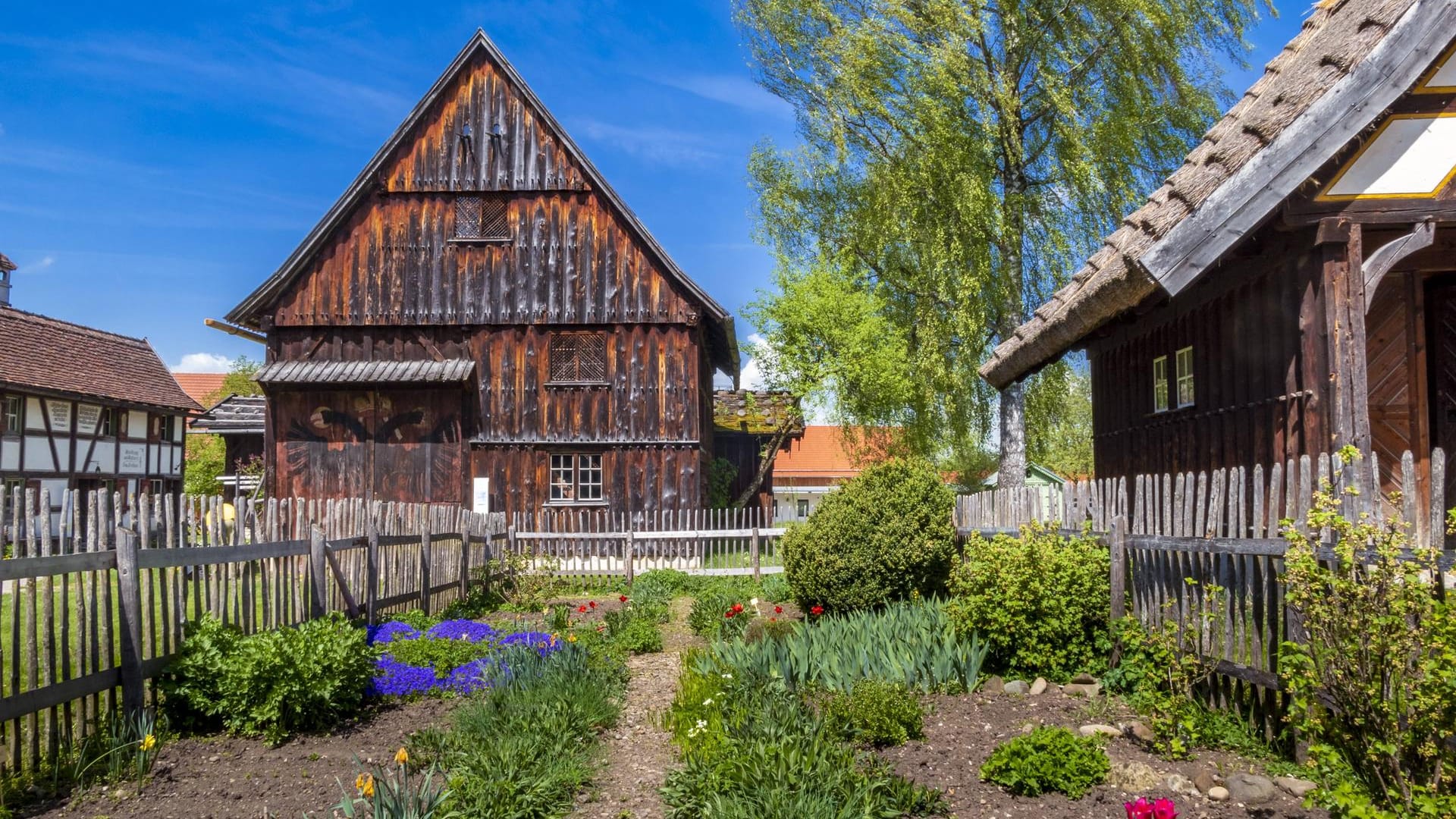 Das schwäbische Bauernhofmuseum Illerbeuren im Sommer (Archivbild): Insgesamt 32 Gebäude stehen in dem Freilichtmuseum. Das schwäbische Bauernhofmuseum Illerbeuren im Sommer (Archivbild): Insgesamt 32 Gebäude stehen in dem Freilichtmuseum.