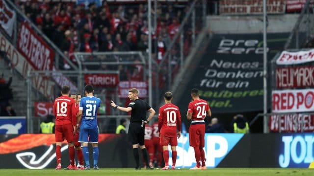 Die Partie Hoffenheim gegen Bayern musste wegen Schmähungen gegen 1899-Mäzen Dietmar Hopp unterbrochen werden. Die Partie Hoffenheim gegen Bayern musste wegen Schmähungen gegen 1899-Mäzen Dietmar Hopp unterbrochen werden.