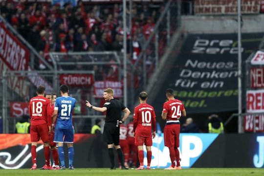 Die Partie Hoffenheim gegen Bayern musste wegen Schmähungen gegen 1899-Mäzen Dietmar Hopp unterbrochen werden.