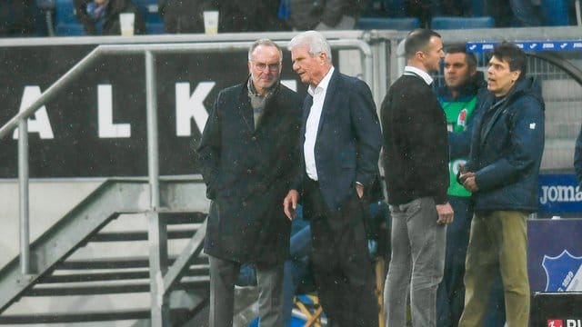 Bayern-Boss Karl-Heinz Rummenigge (l) entschuldigte sich bei Dietmar Hopp. Bayern-Boss Karl-Heinz Rummenigge (l) entschuldigte sich bei Dietmar Hopp.