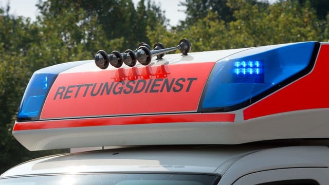 Blaulicht leuchtet auf einem Krankenwagen: In Sachsen-Anhalt sind zwei Menschen bei einem Flugzeugabsturz ums Leben gekommen. Blaulicht leuchtet auf einem Krankenwagen: In Sachsen-Anhalt sind zwei Menschen bei einem Flugzeugabsturz ums Leben gekommen.