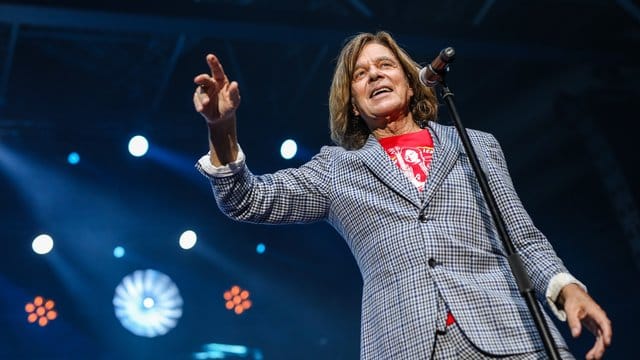 Sänger Jürgen Drews bei der "Schlagernacht des Jahres" in Stuttgart. Sänger Jürgen Drews bei der "Schlagernacht des Jahres" in Stuttgart.