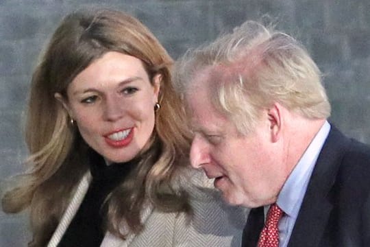 Boris Johnson und seine Freundin Carrie Symonds haben sich verlobt.