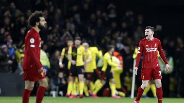 Mohamed Salah (l) und Andrew Robertson vom FC Liverpool zeigen nach dem 0:3 gegen den FC Watford Nerven. Mohamed Salah (l) und Andrew Robertson vom FC Liverpool zeigen nach dem 0:3 gegen den FC Watford Nerven.