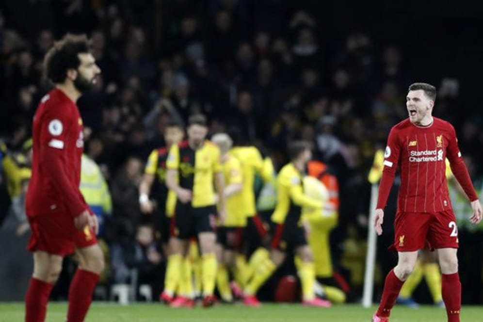Mohamed Salah (l) und Andrew Robertson vom FC Liverpool zeigen nach dem 0:3 gegen den FC Watford Nerven.