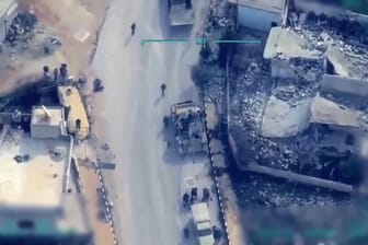 Luftbild kurz vor einem Angriff: Die staatliche türkische Nachrichtenagentur Anadolu verbreitete Bilder der Luftschläge auf syrische Truppen.