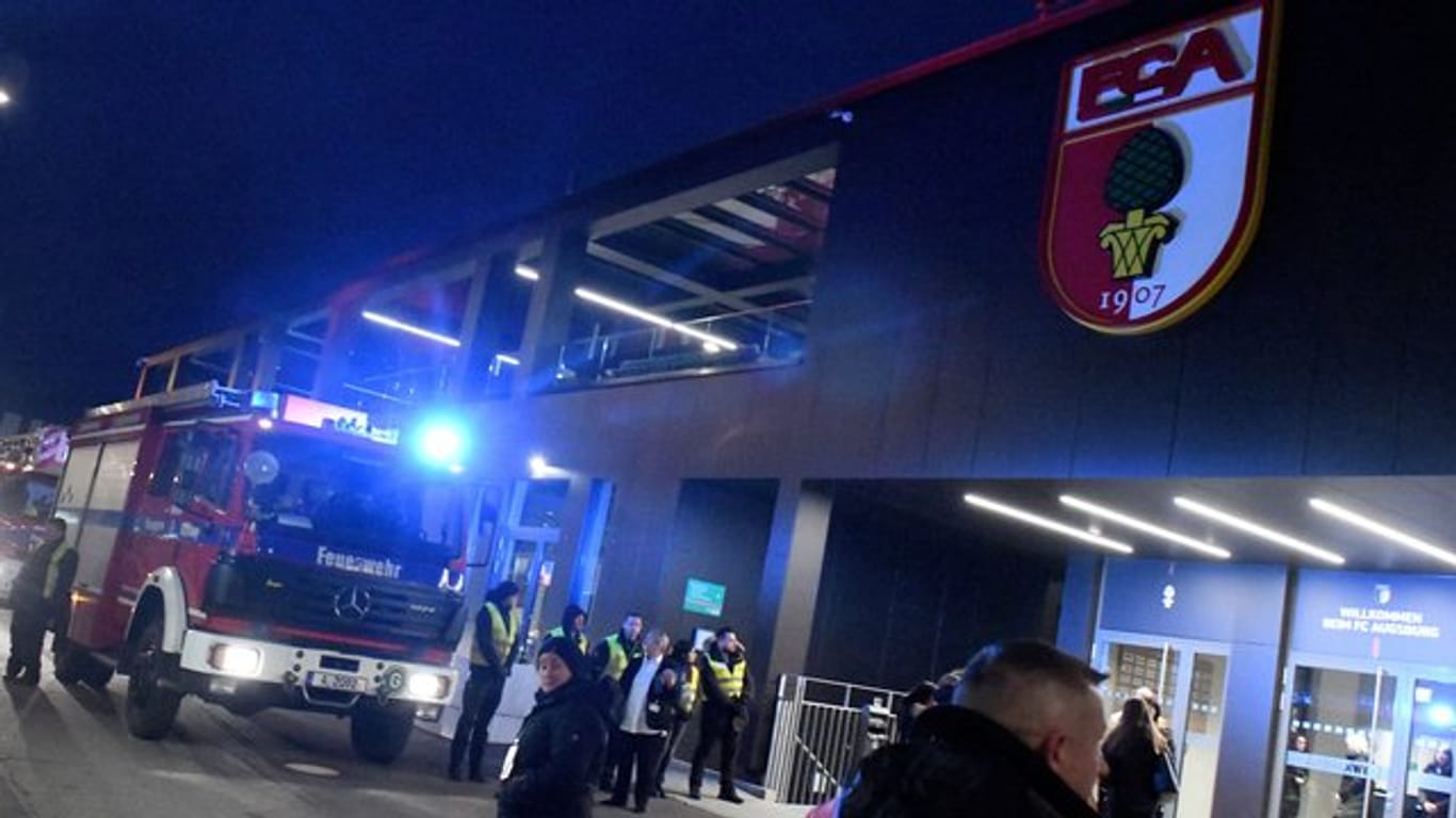 Ein Feuerwehrfahrzeug steht mit Blaulicht vor der Arena.